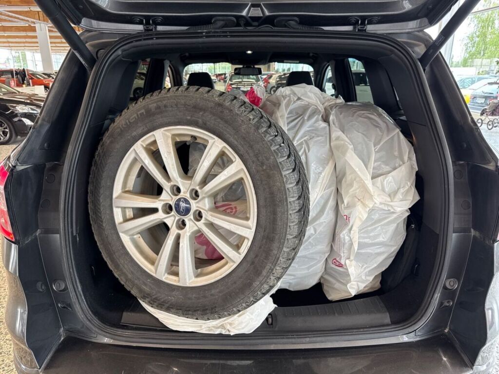 Ford Kuga 2019 Harmaa