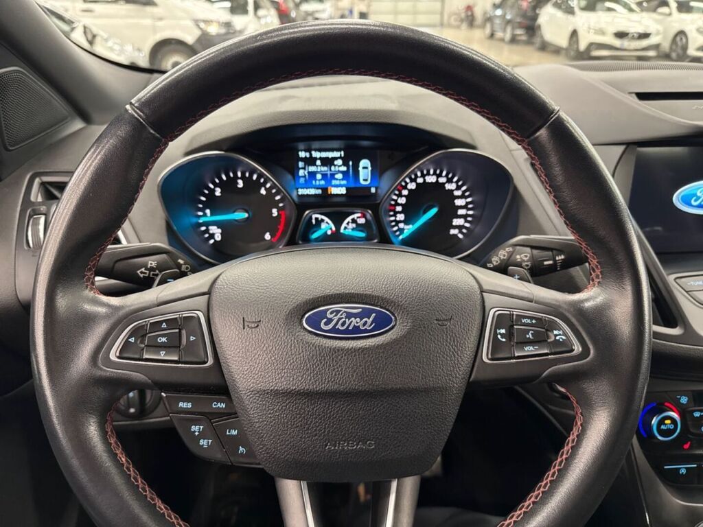 Ford Kuga 2018 Punainen