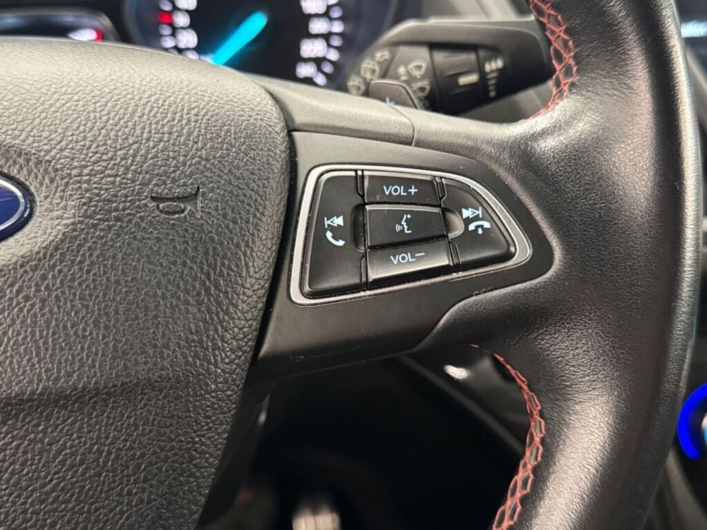 Ford Kuga 2018 Punainen