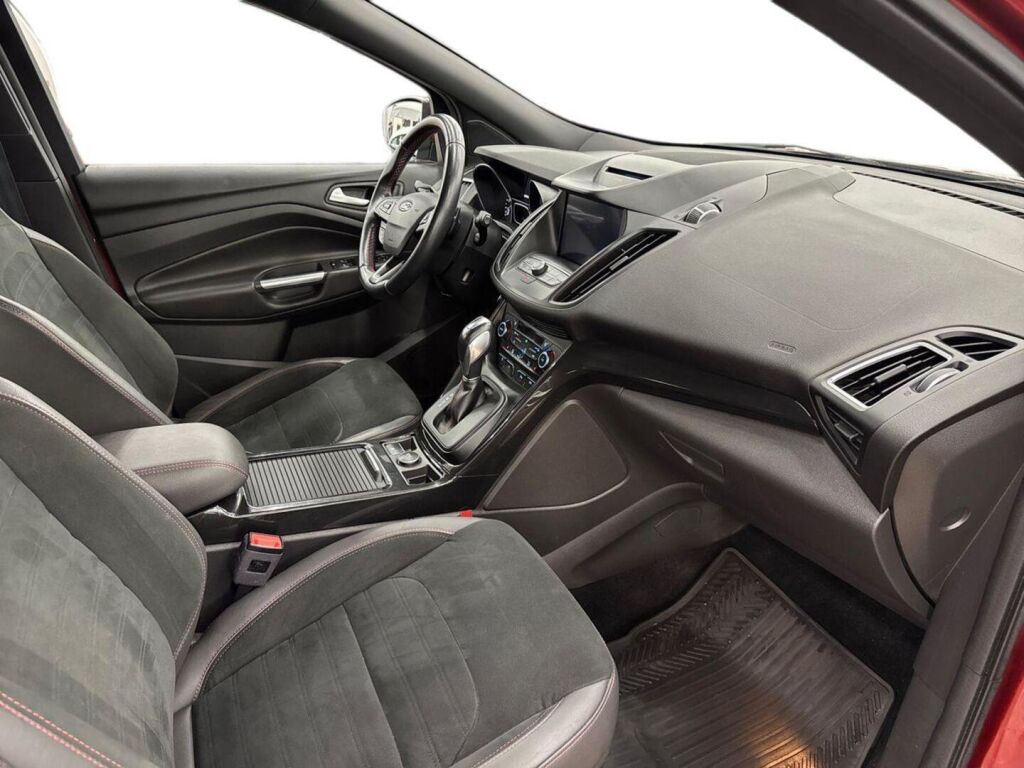 Ford Kuga 2018 Punainen