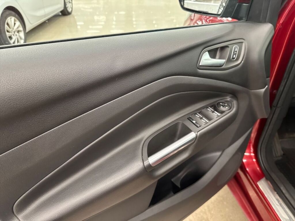 Ford Kuga 2018 Punainen