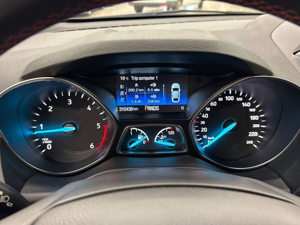 Ford Kuga 2018 Punainen