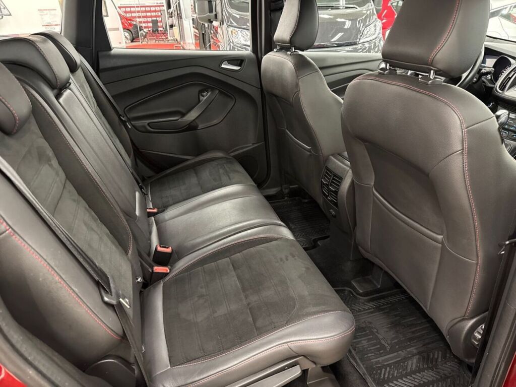 Ford Kuga 2018 Punainen
