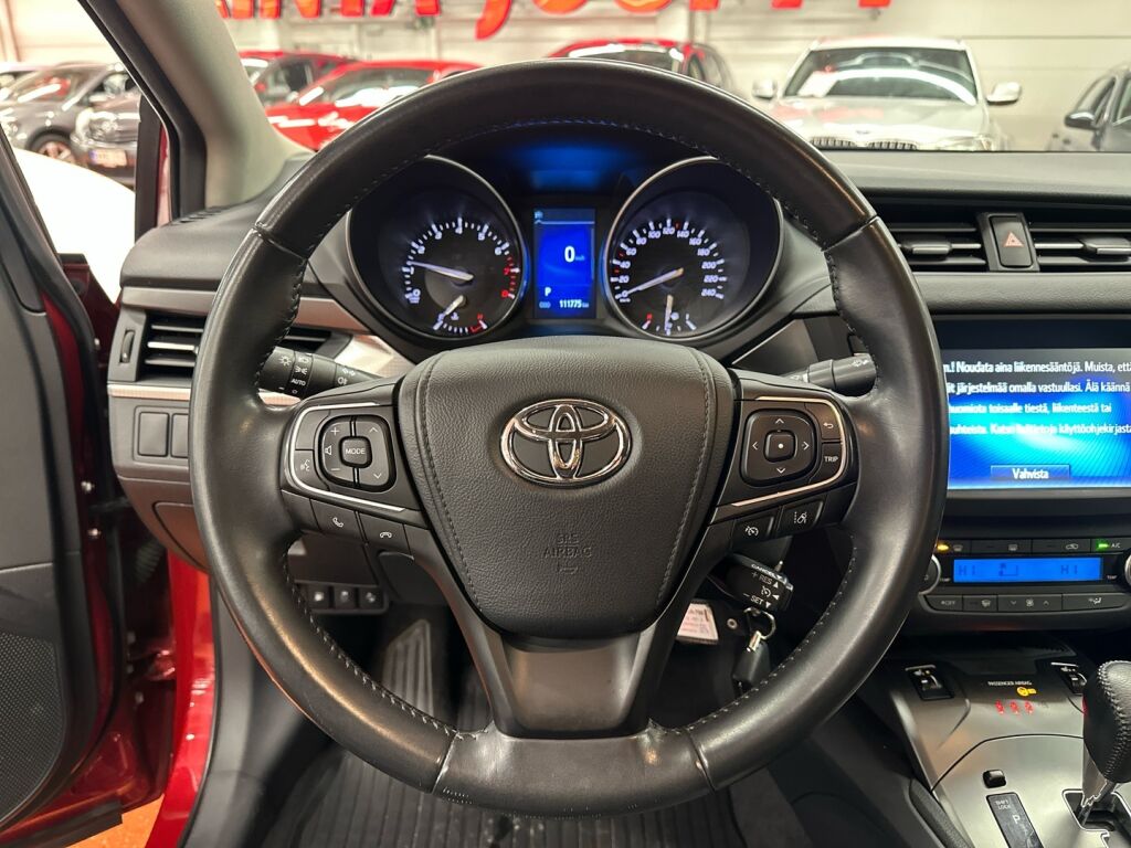 Toyota Avensis 2018 Punainen