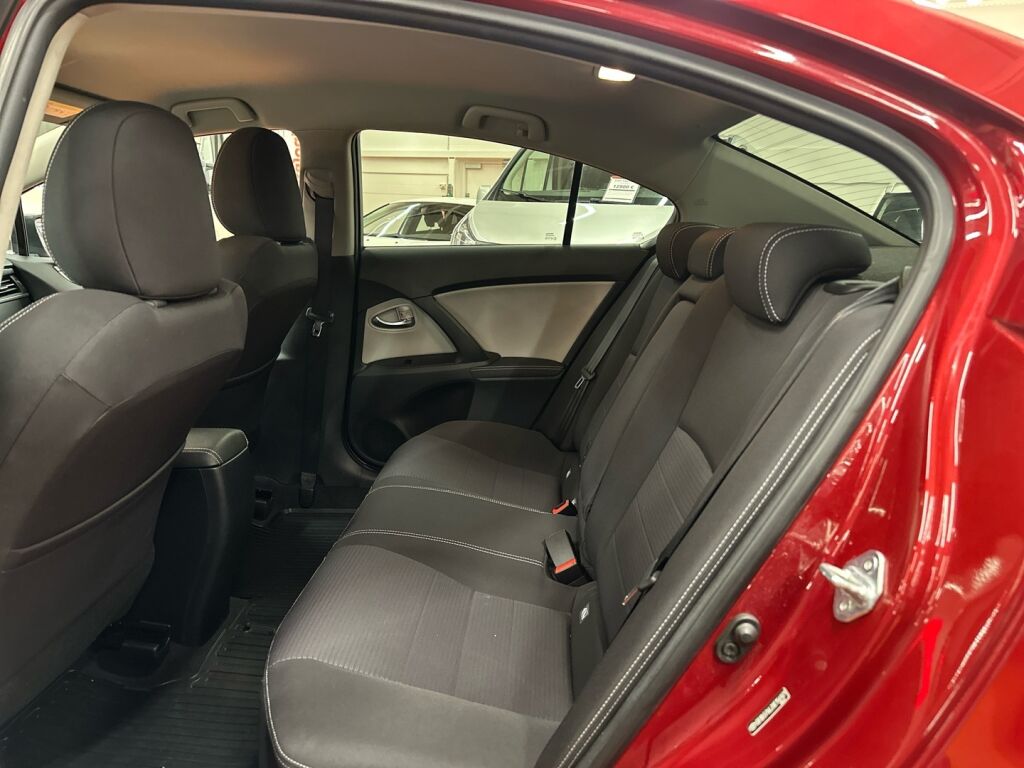Toyota Avensis 2018 Punainen