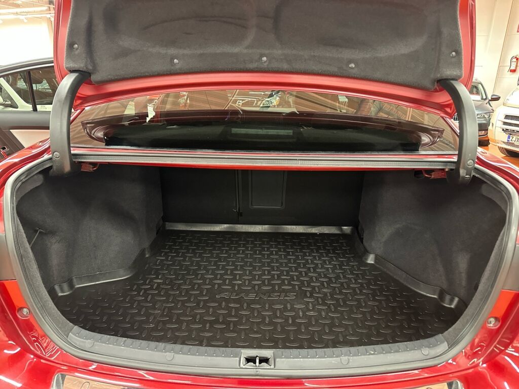 Toyota Avensis 2018 Punainen