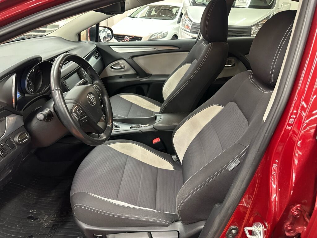 Toyota Avensis 2018 Punainen