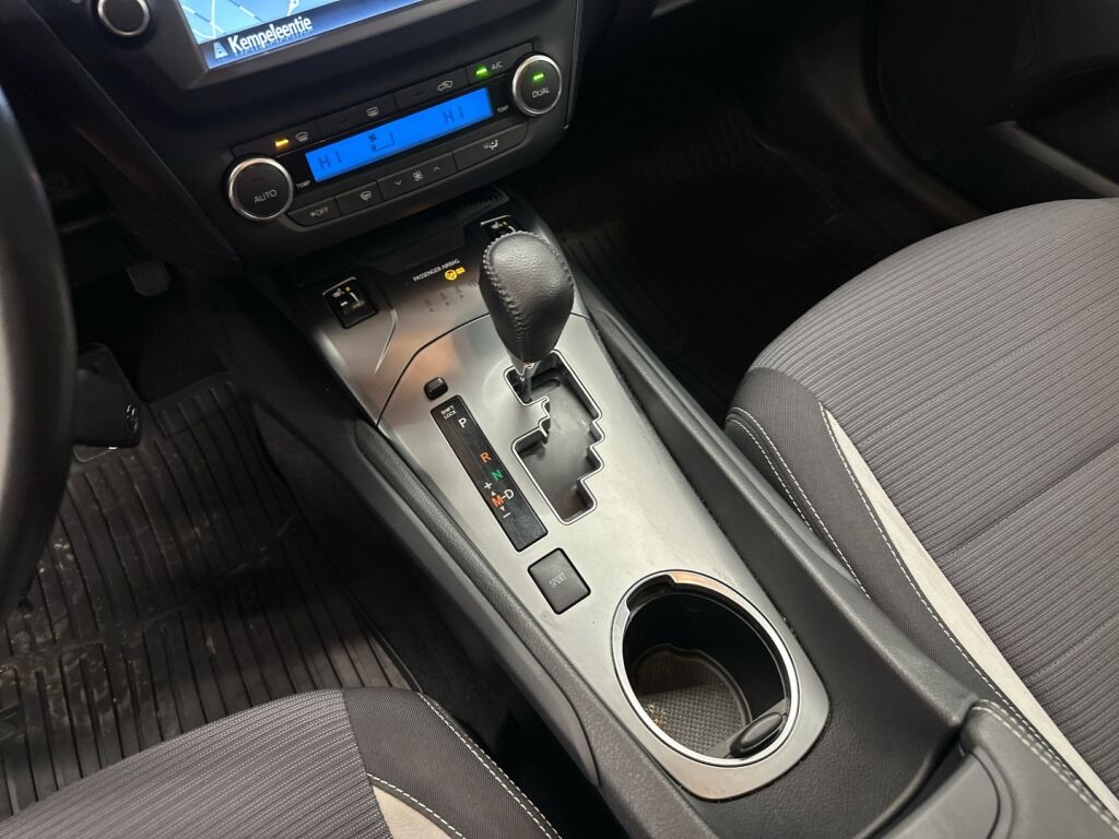 Toyota Avensis 2018 Punainen