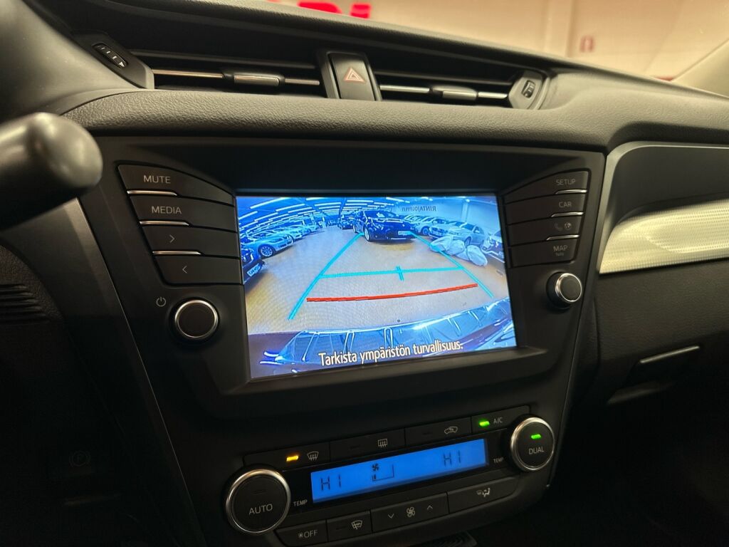 Toyota Avensis 2018 Punainen