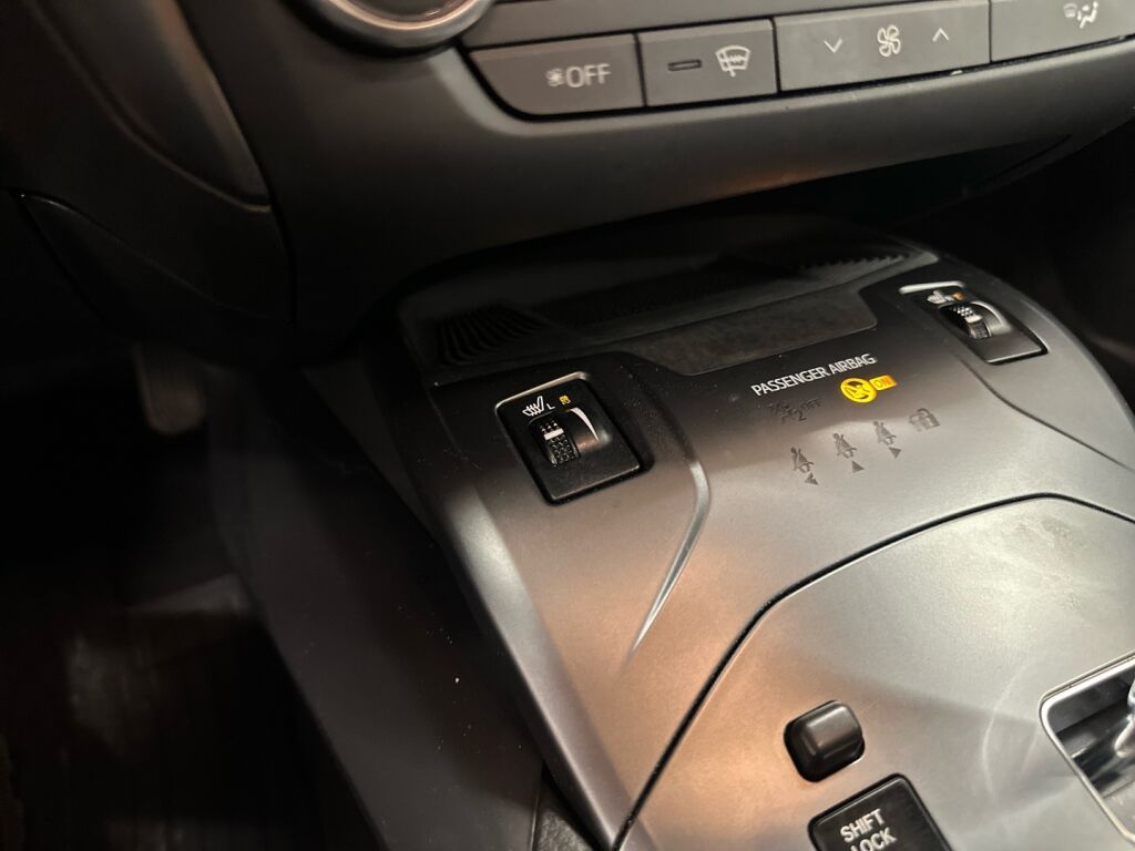 Toyota Avensis 2018 Punainen