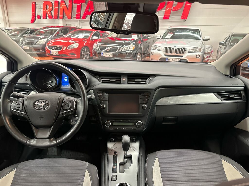 Toyota Avensis 2018 Punainen