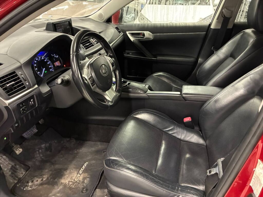 Lexus CT 2011 Punainen