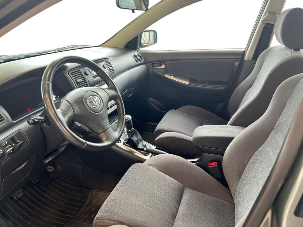 Toyota Corolla 2004 Harmaa