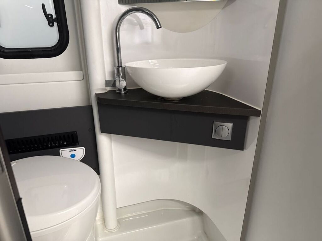 Adria TWIN SUPREME 640 SLB 2020 Harmaa