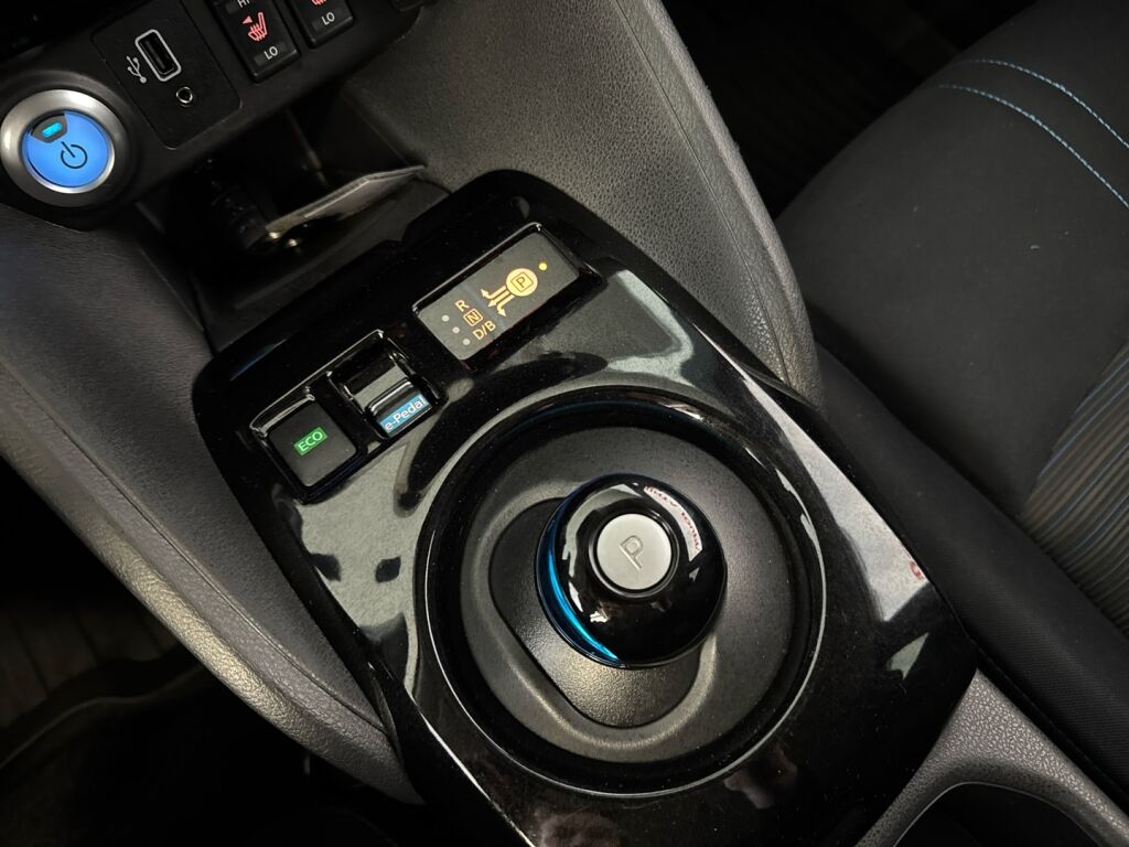 Nissan Leaf 2020 Musta