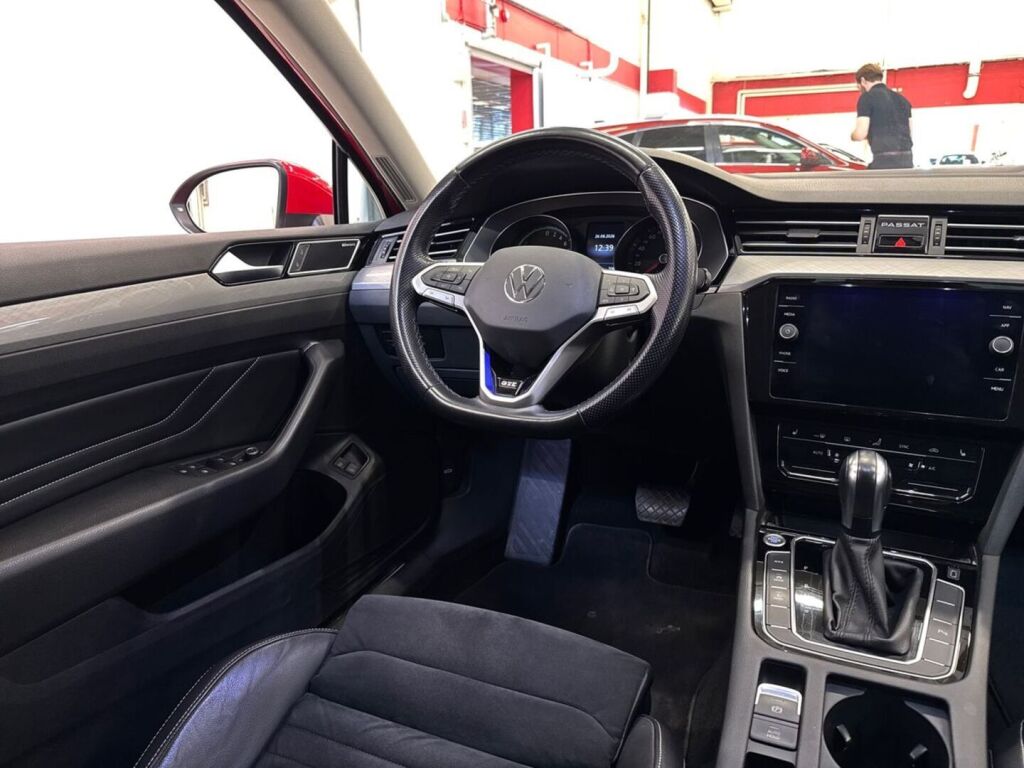 Volkswagen Passat 2021 Punainen