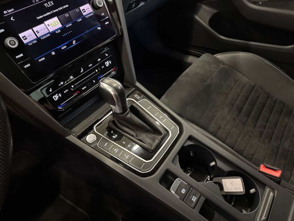 Volkswagen Passat 2021 Punainen