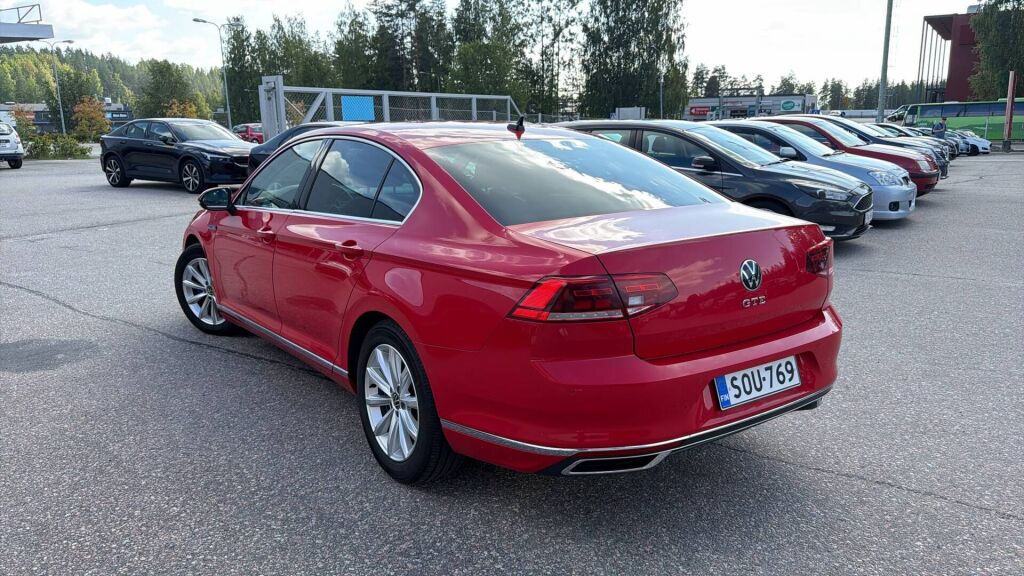 Volkswagen Passat 2021 Punainen