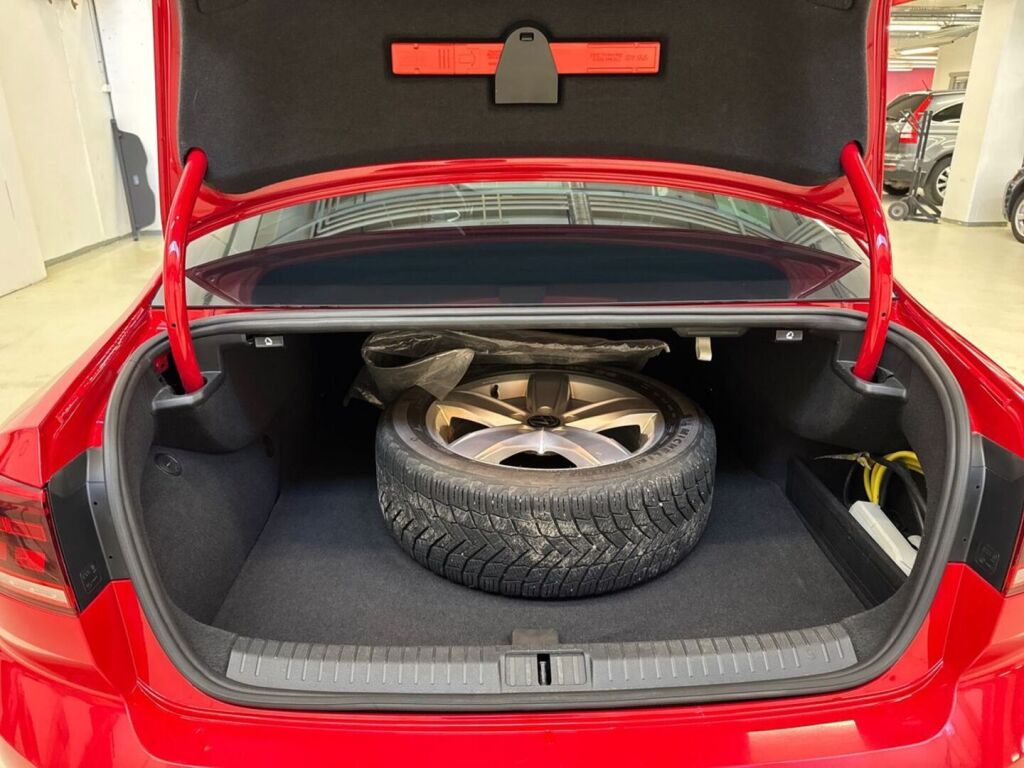 Volkswagen Passat 2021 Punainen