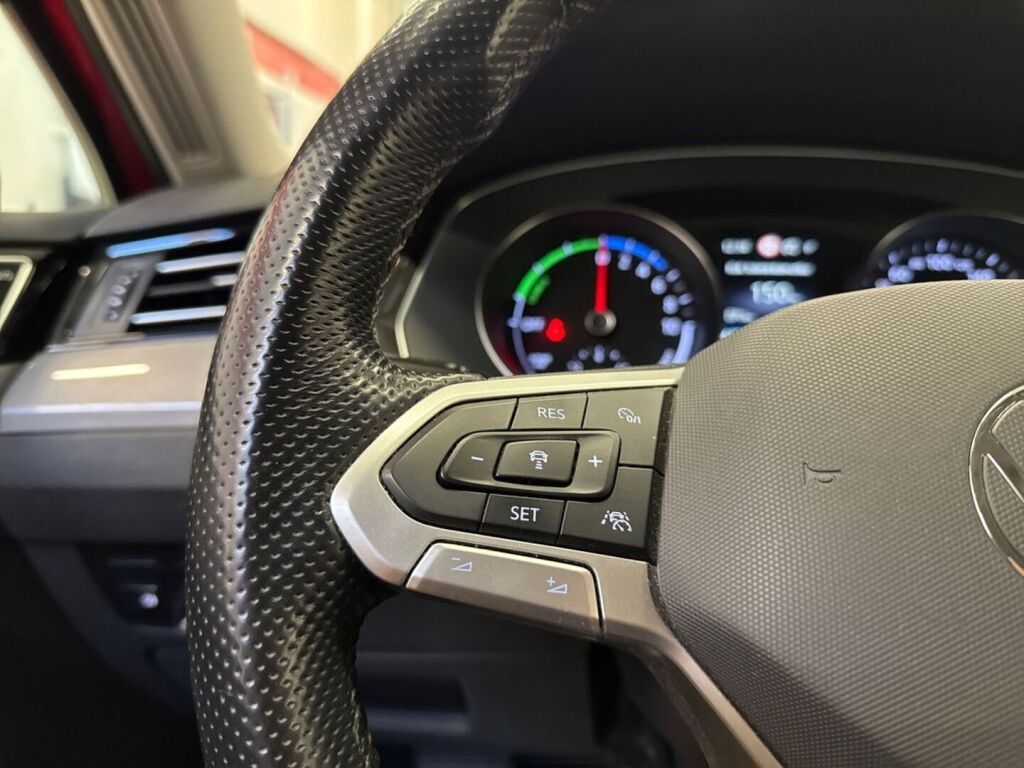 Volkswagen Passat 2021 Punainen