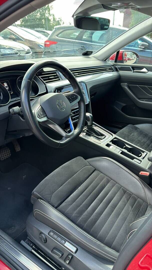 Volkswagen Passat 2021 Punainen