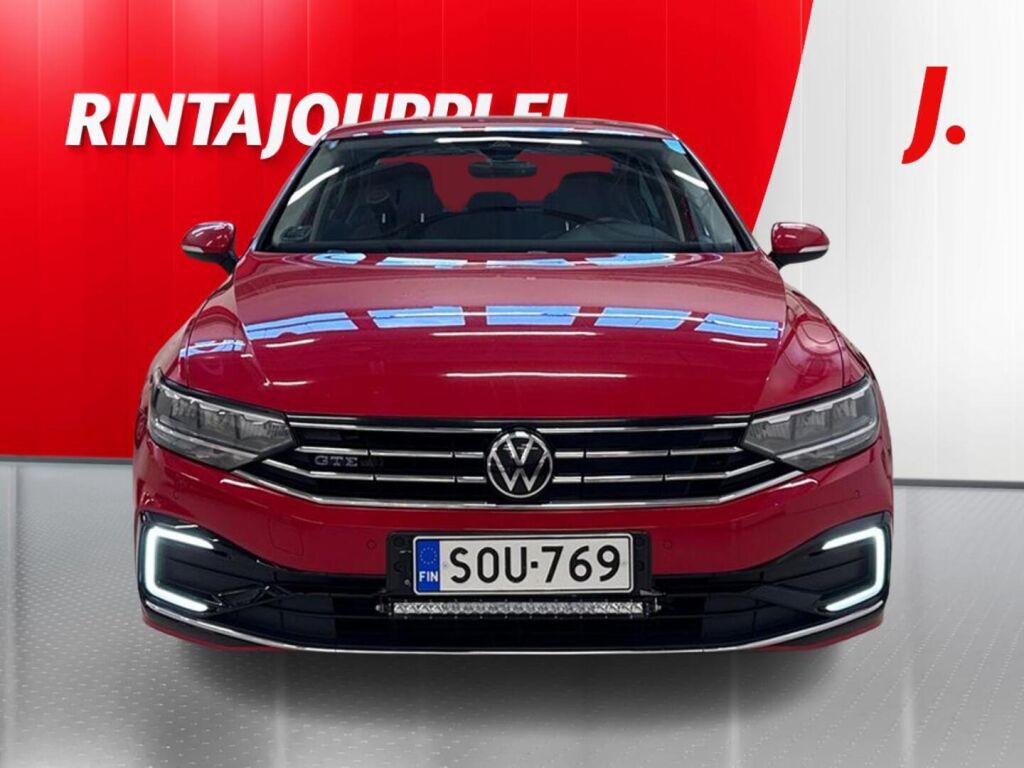 Volkswagen Passat 2021 Punainen