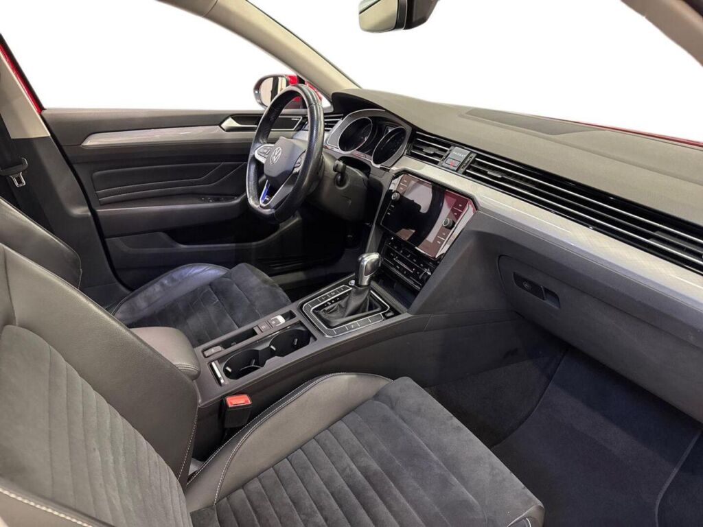 Volkswagen Passat 2021 Punainen