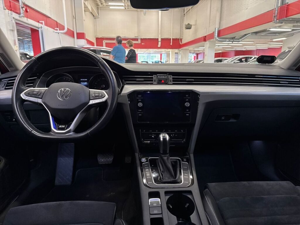 Volkswagen Passat 2021 Punainen