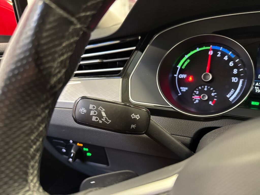 Volkswagen Passat 2021 Punainen