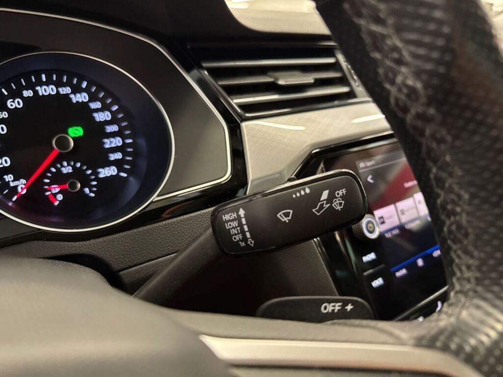 Volkswagen Passat 2021 Punainen
