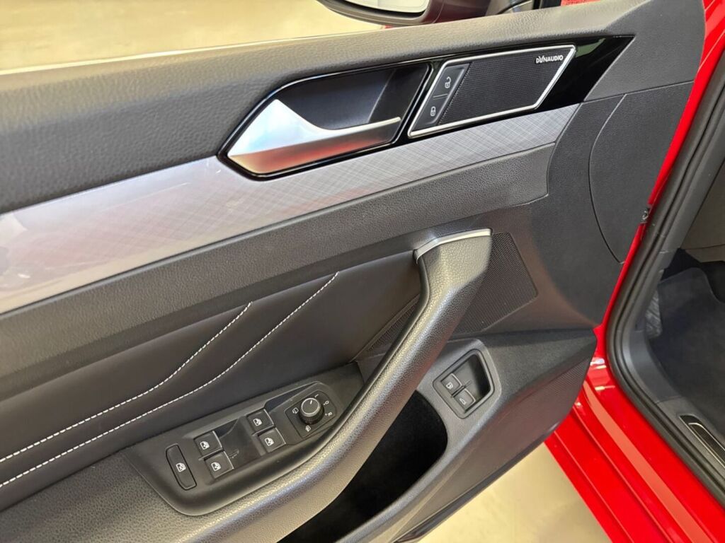 Volkswagen Passat 2021 Punainen
