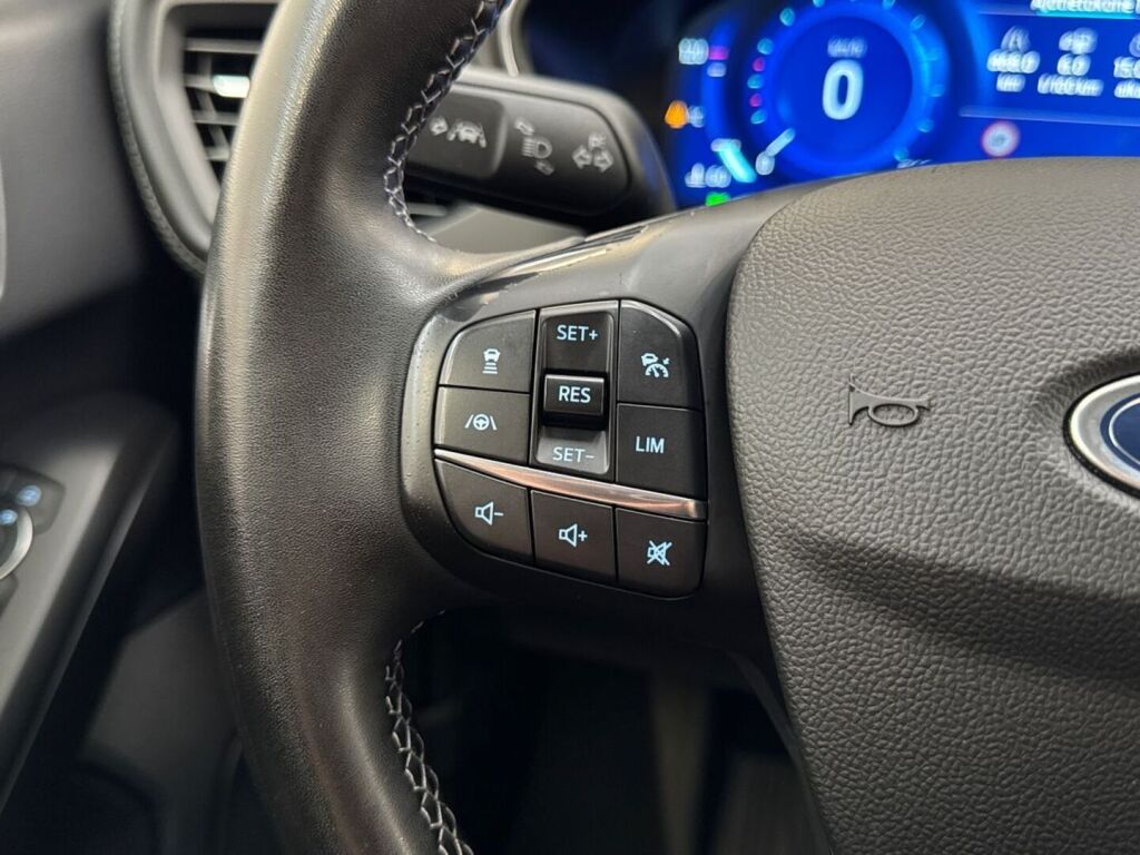 Ford Focus 2022 Punainen