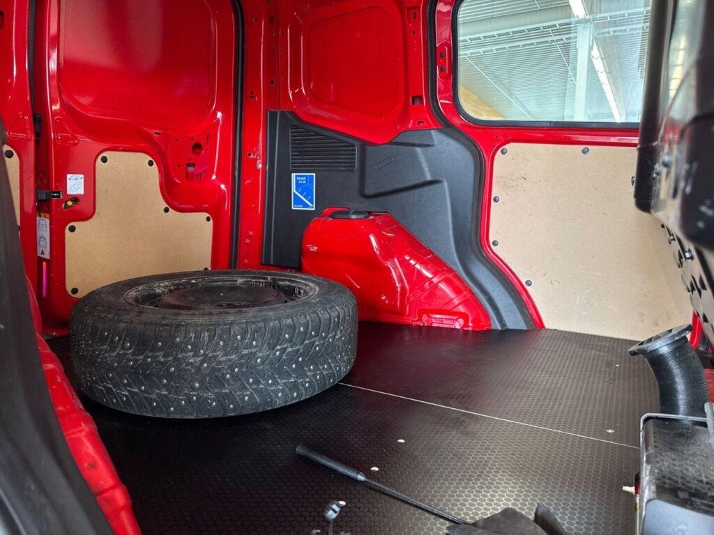 Ford Transit Courier 2022 Punainen