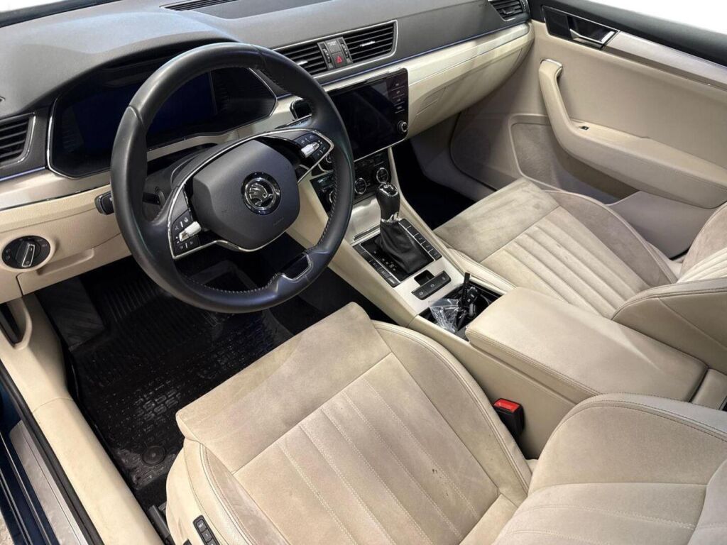 Skoda Superb 2022 Sininen