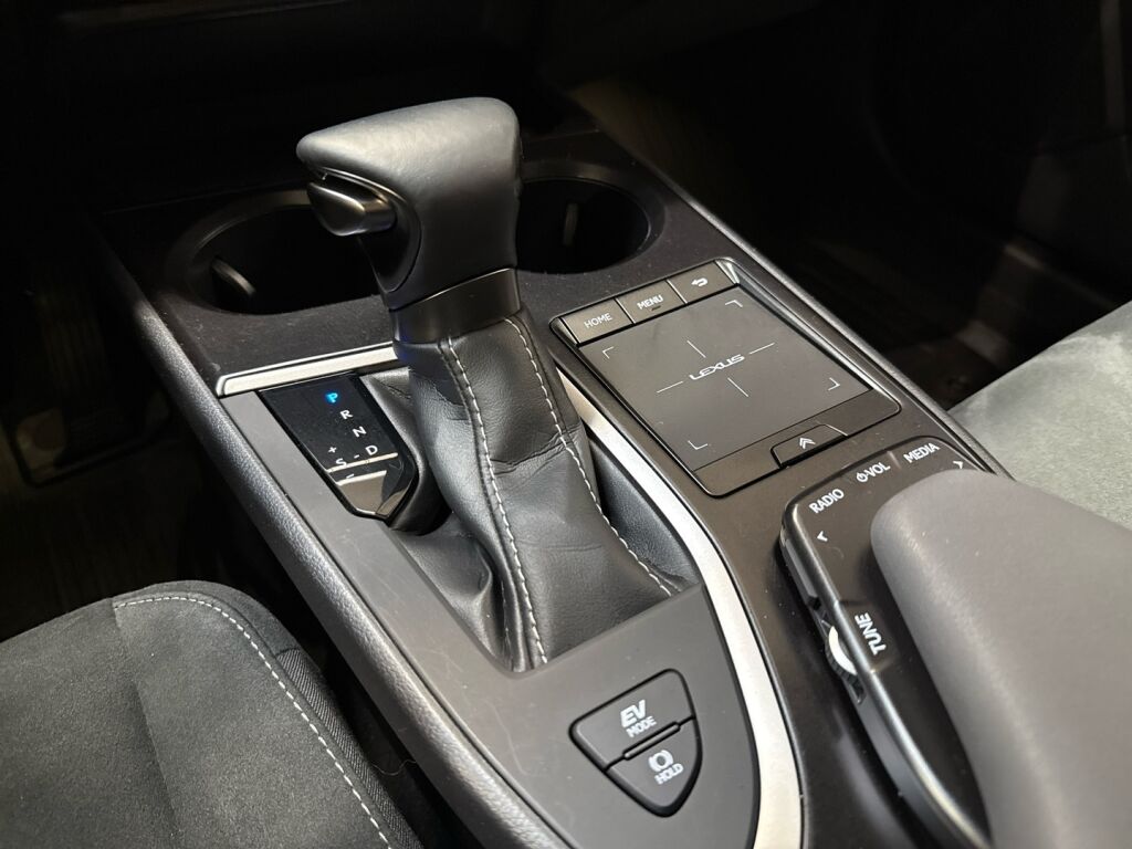 Lexus UX 2022 Valkoinen