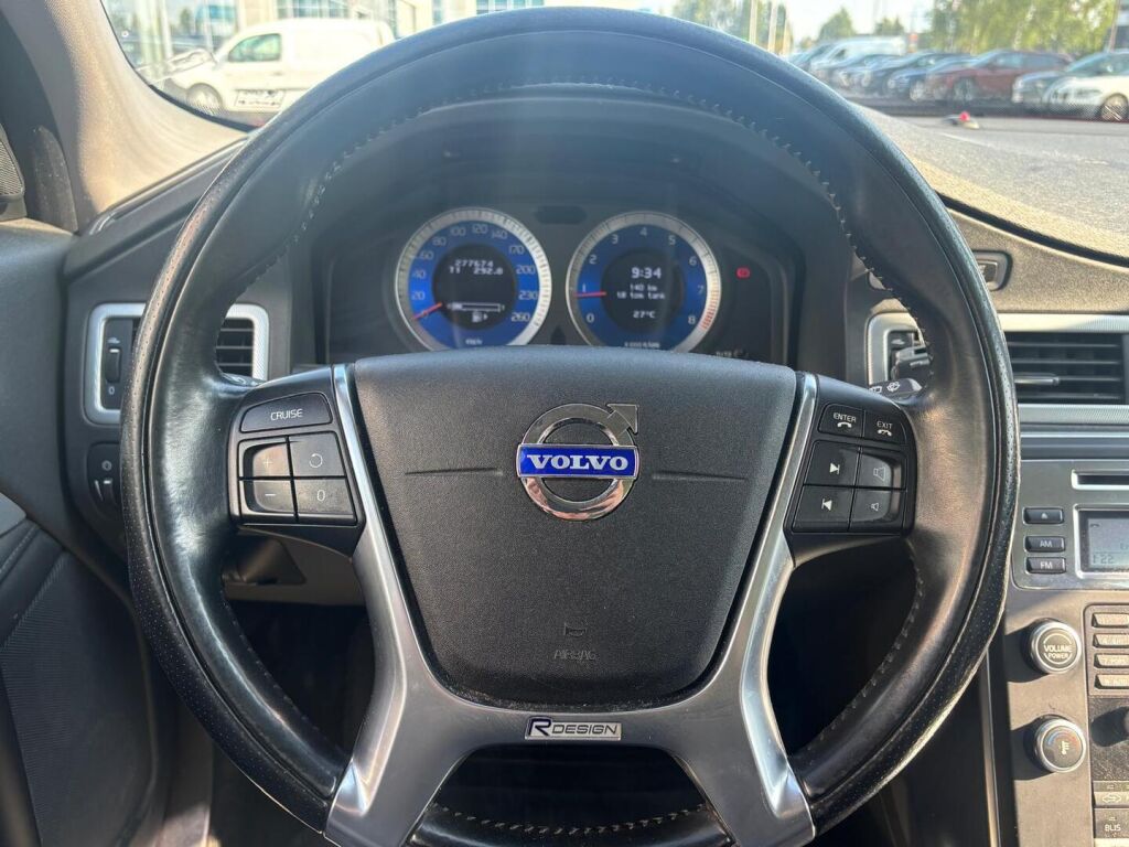 Volvo V70 2010 Punainen