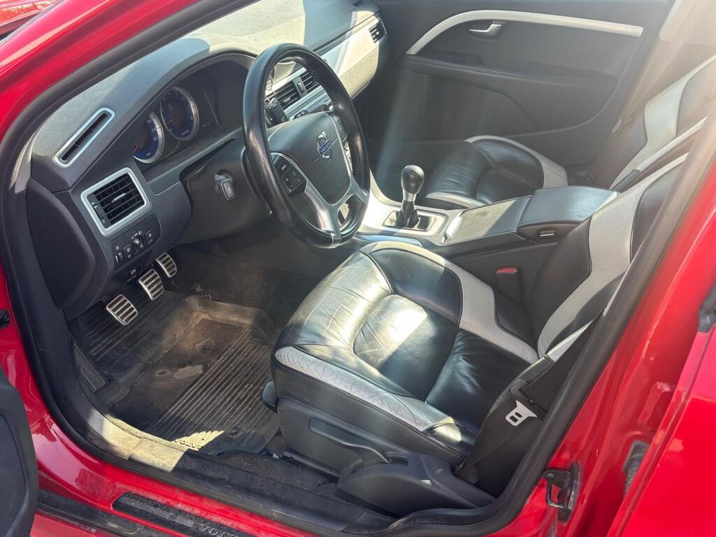 Volvo V70 2010 Punainen