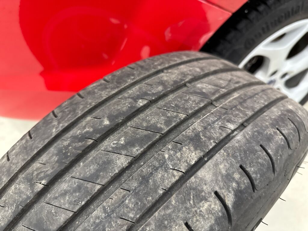 Ford Focus 2010 Punainen