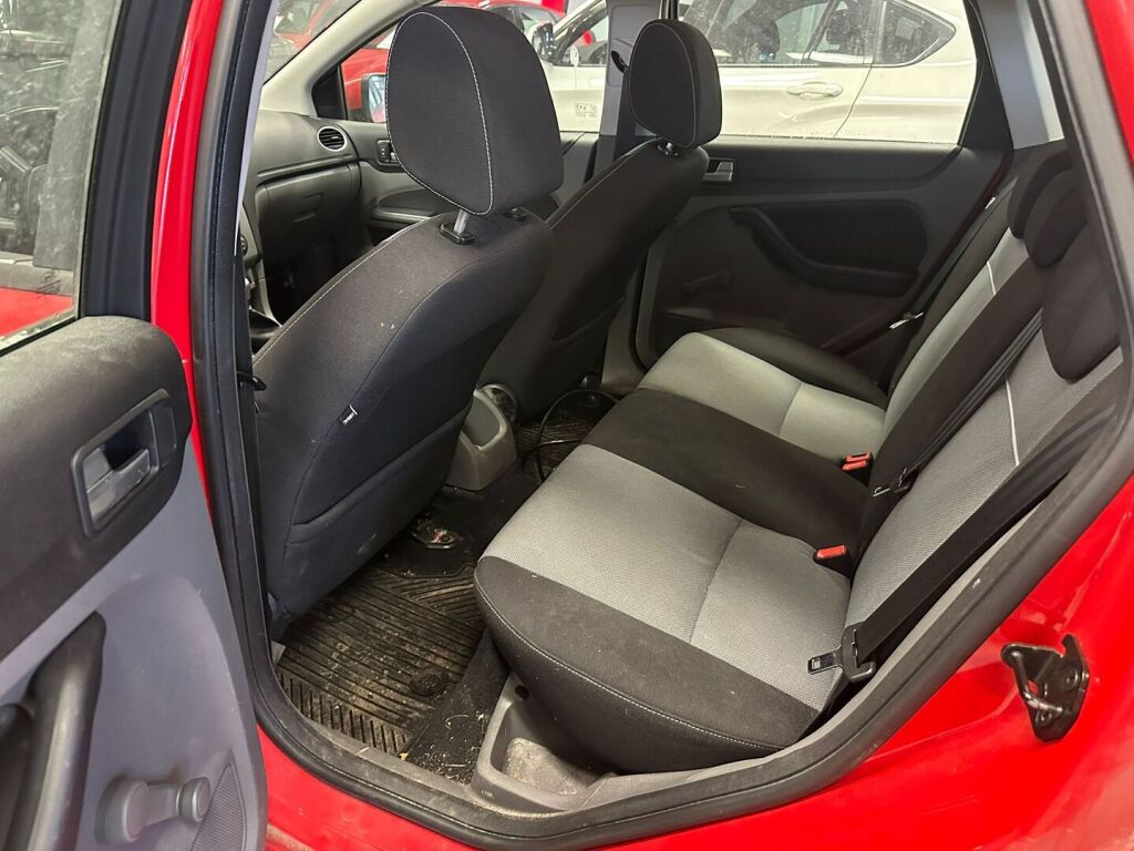 Ford Focus 2010 Punainen