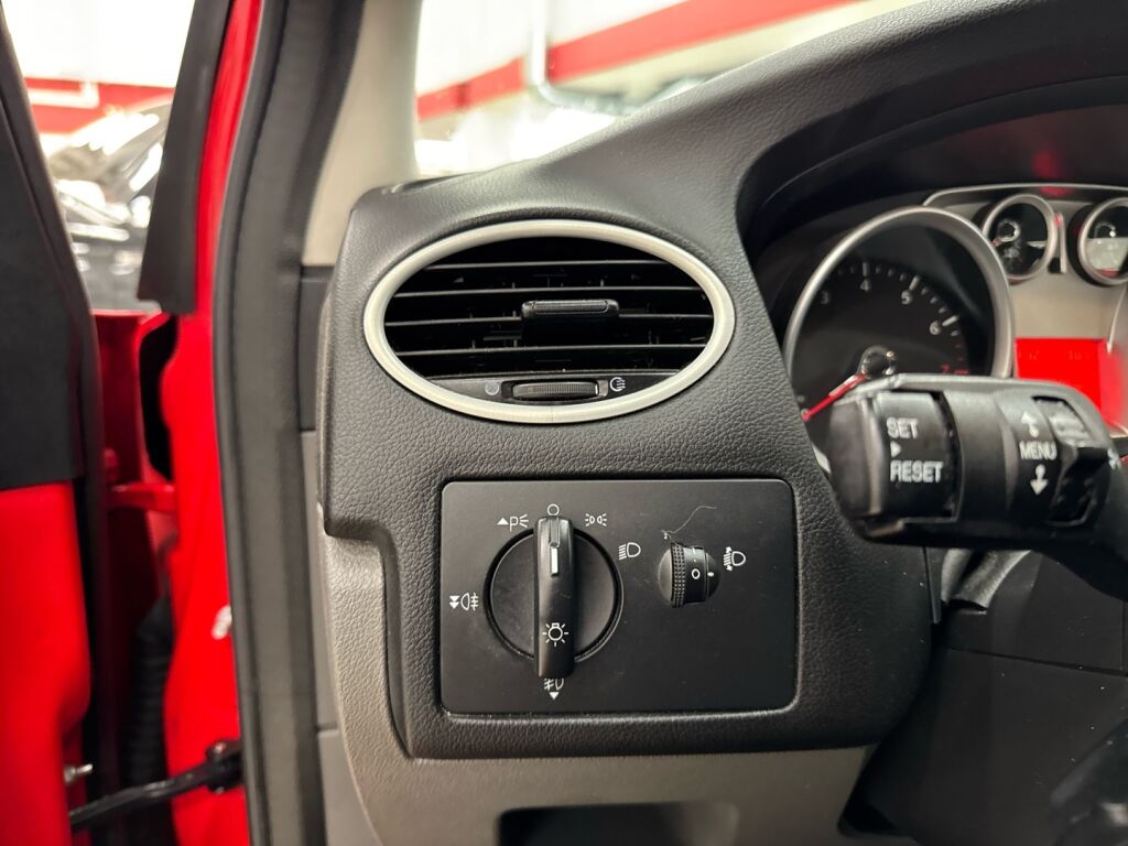 Ford Focus 2010 Punainen