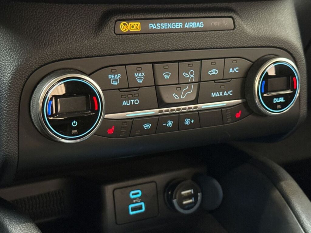 Ford Kuga 2021 Sininen