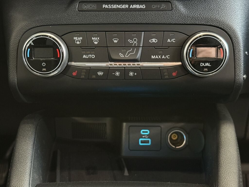Ford Kuga 2021 Sininen