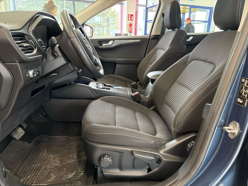 Ford Kuga 2021 Sininen