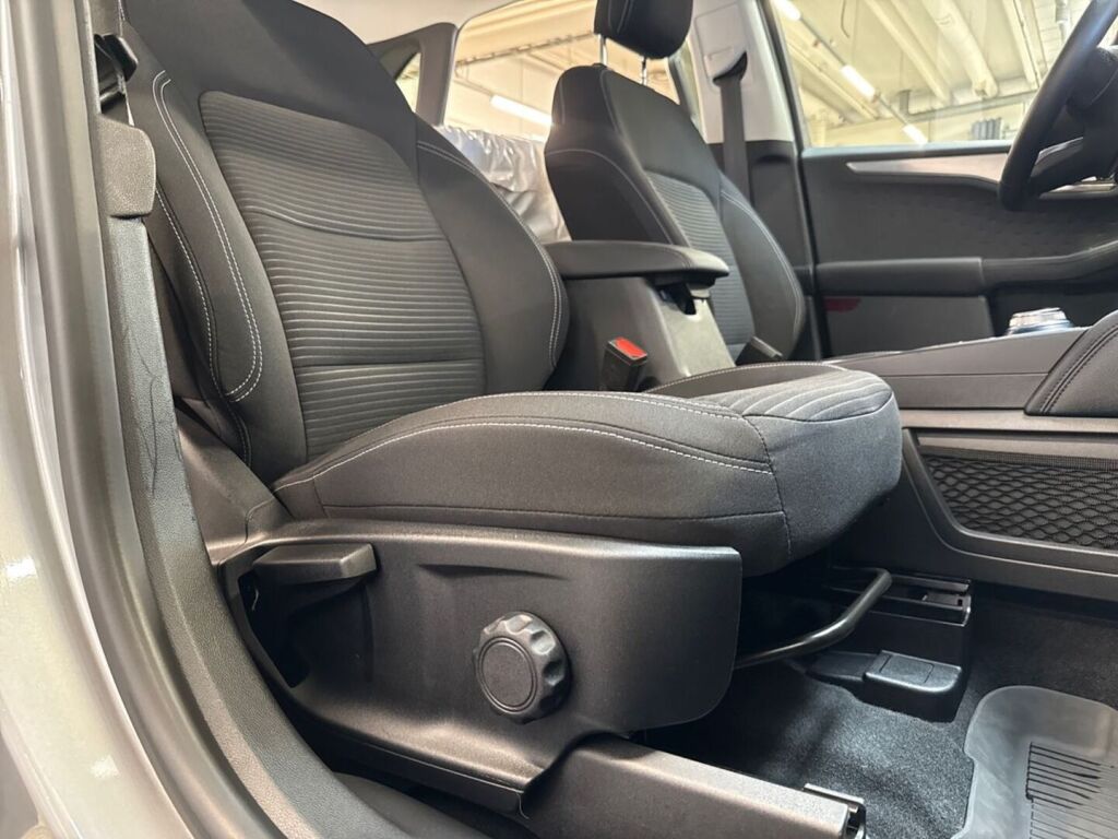 Ford Kuga 2021 Harmaa