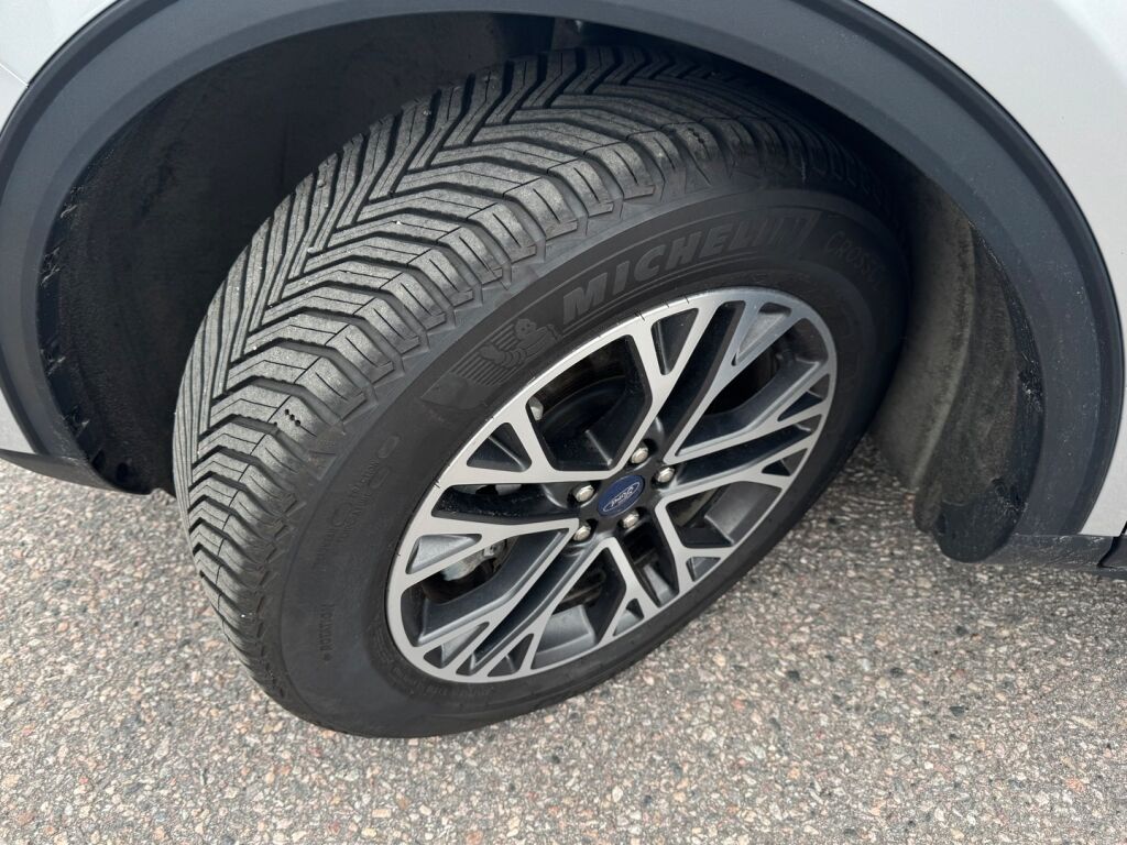 Ford Kuga 2021 Harmaa