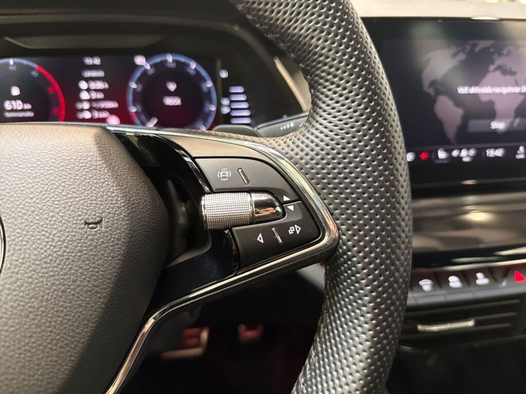 Skoda Octavia 2023 Sininen