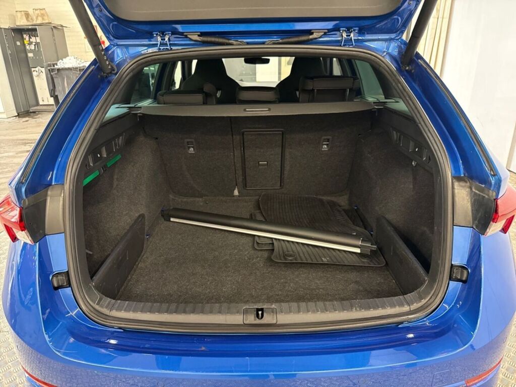 Skoda Octavia 2023 Sininen