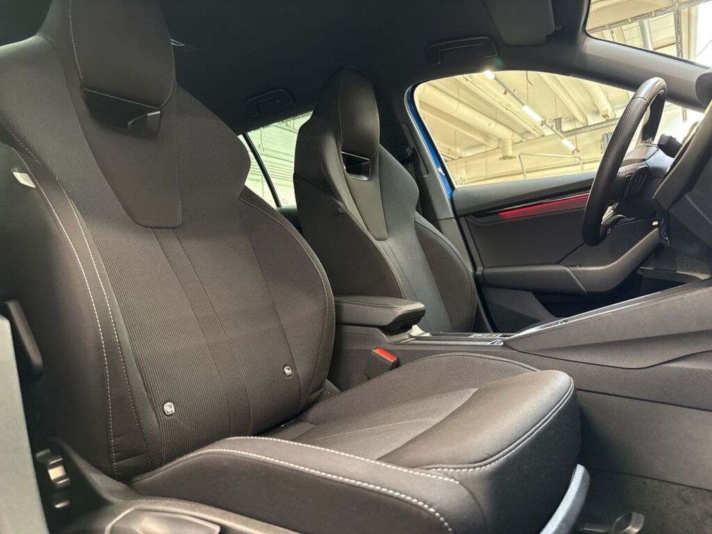 Skoda Octavia 2023 Sininen