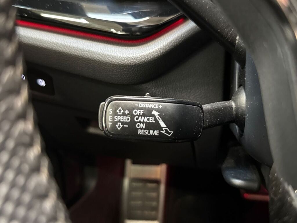 Skoda Octavia 2023 Sininen