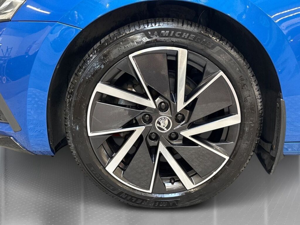Skoda Octavia 2023 Sininen
